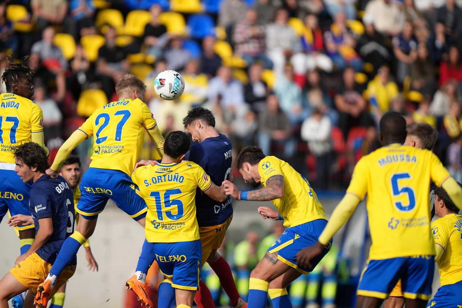 Varios jugadores del Cádiz lucha por el balón en el partido contra el Andorra.