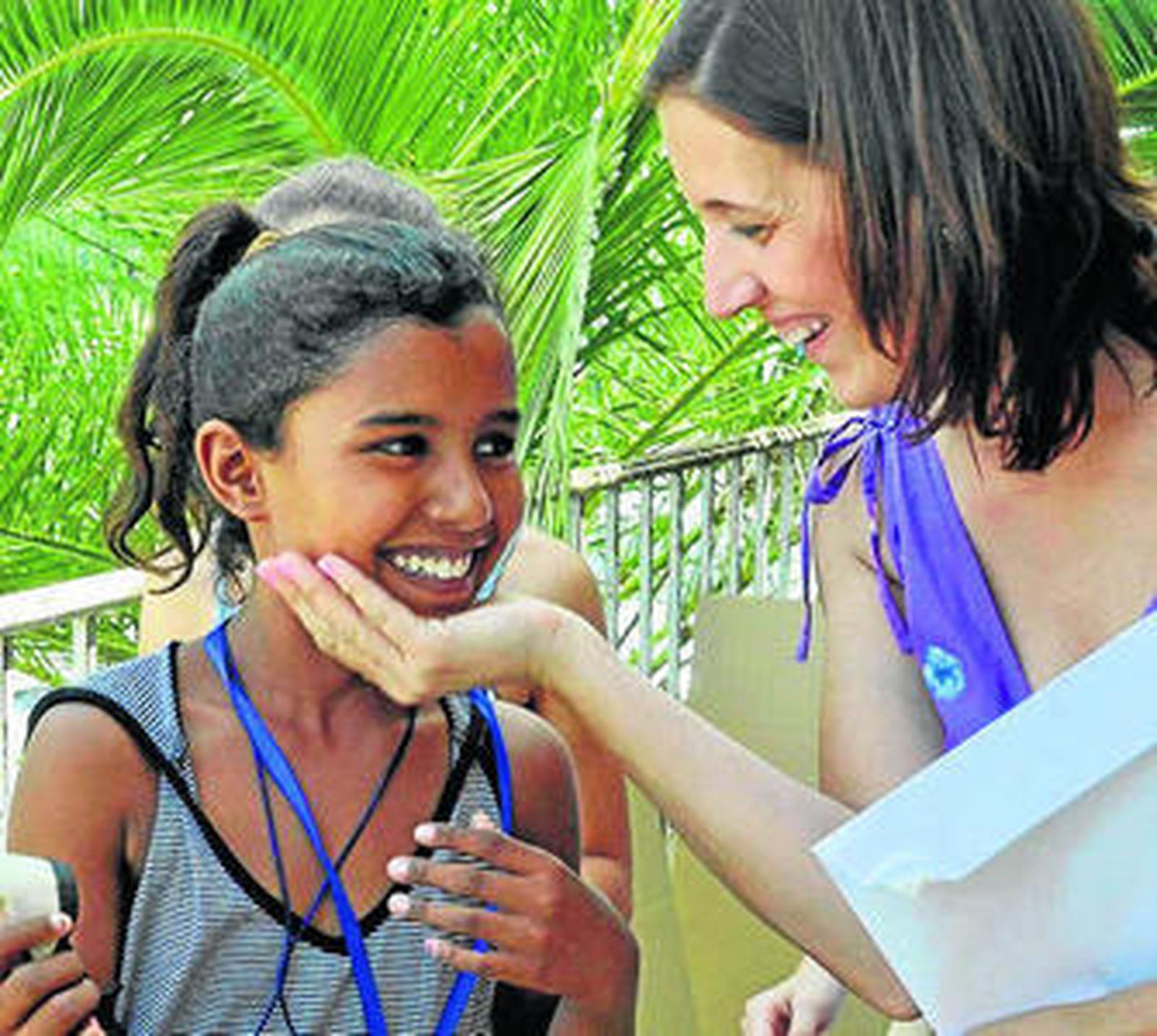 Una niña saharaui es recibida, ayer, en los Centros Sociales Miraflores.