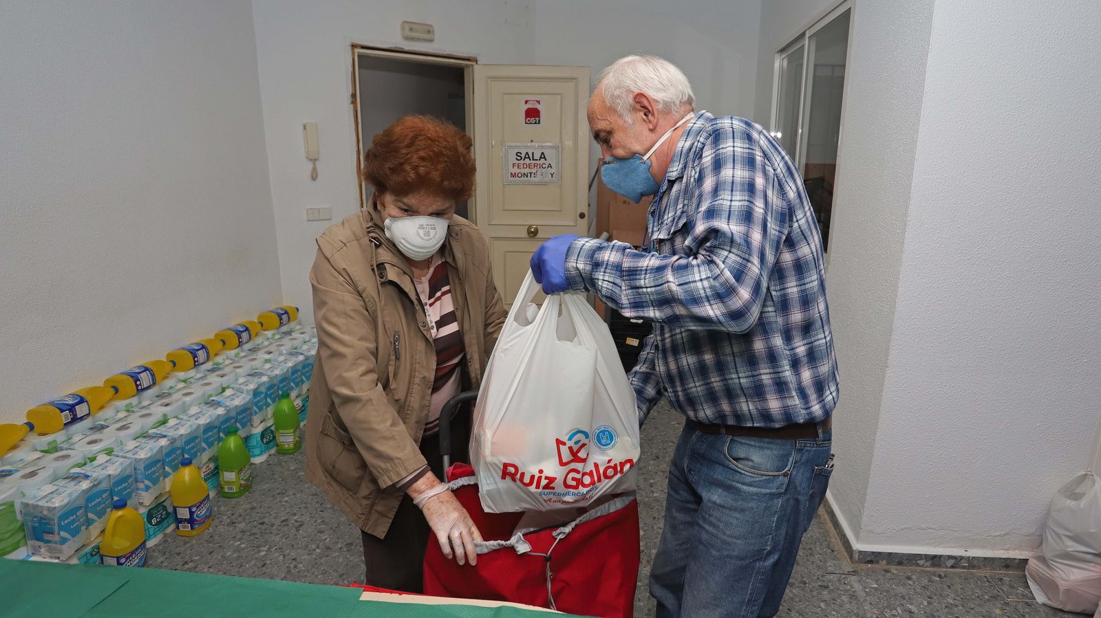 Reparto de alimentos del colectivo 'Solidarios frente al COVID-19'