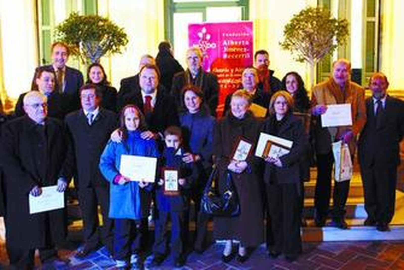 Los premiados y otros participantes en el certamen posan en foto de familia con el alcalde.