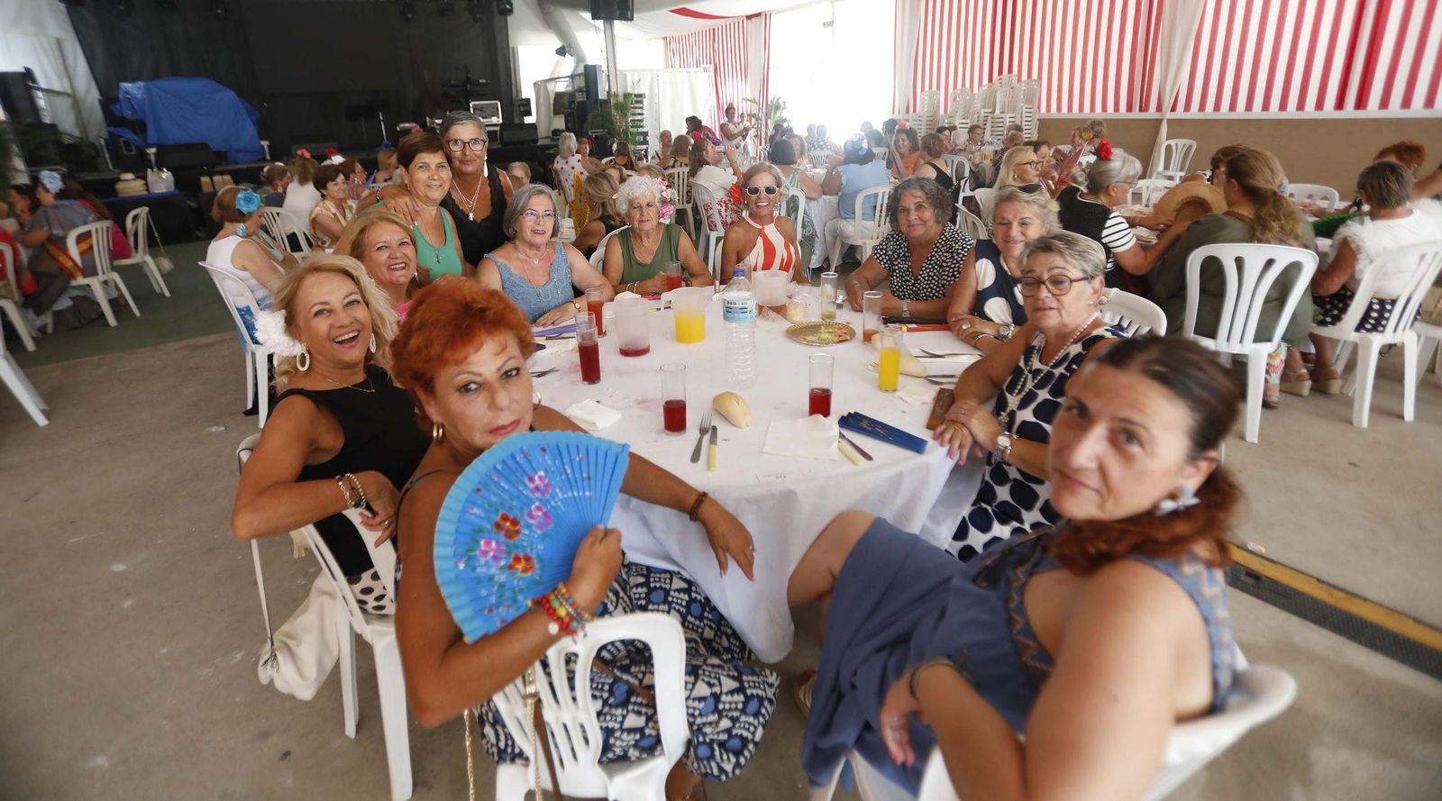 Las mujeres de San Roque disfrutan de su comida en la Feria Real