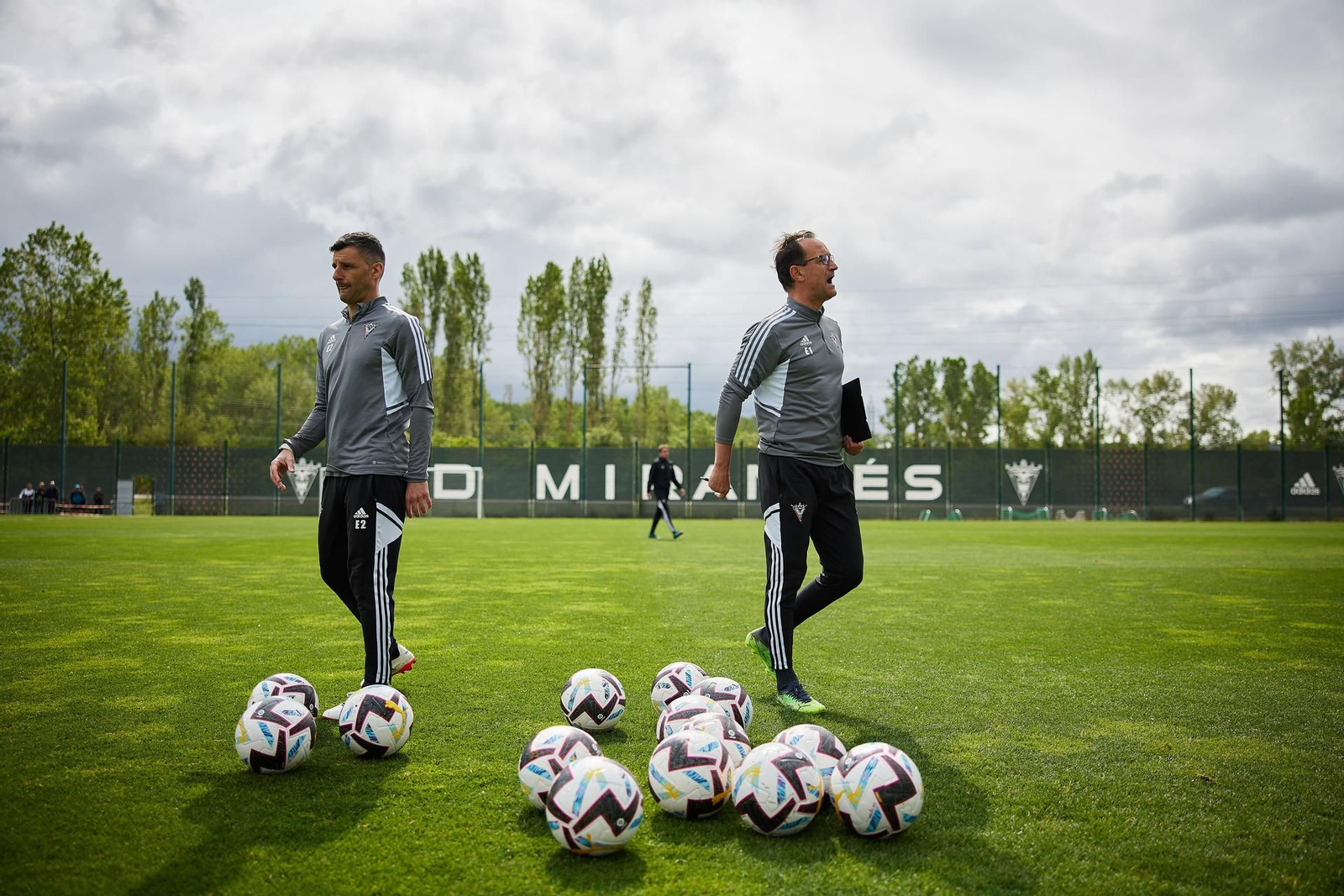 Joseba Etxeberria dirigiendo el entrenamiento.