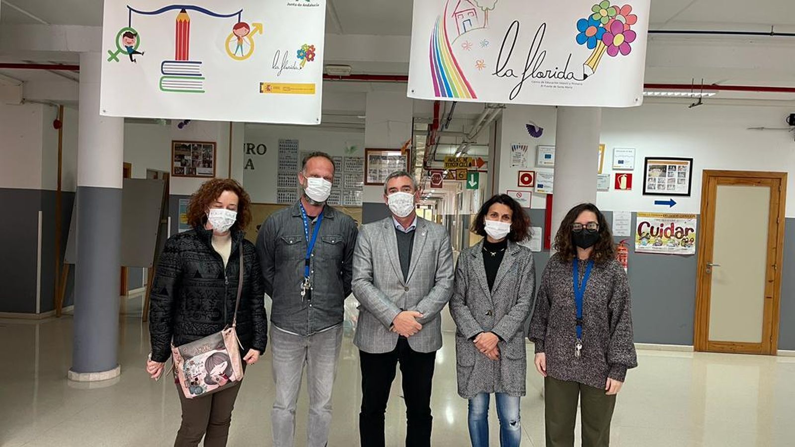 Otra imagen del encuentro del delegado con los responsables del programa en el CEIP La Florida.