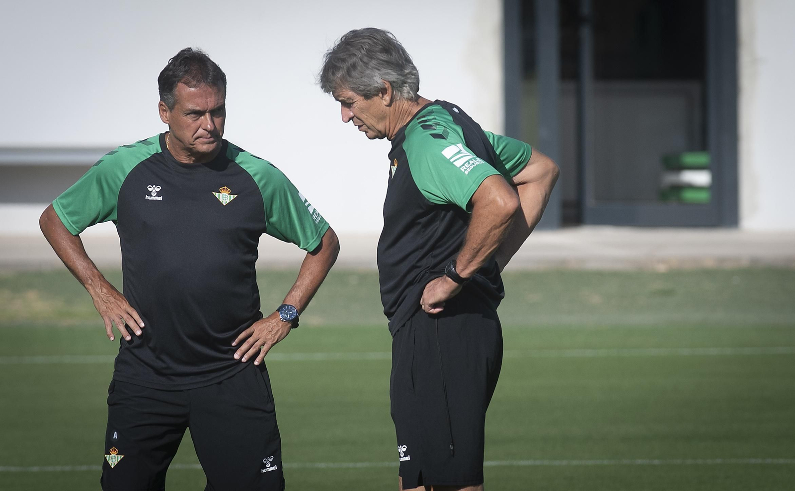 Pellegrini, pensativo, en un momento de la charla con Alexis en el entrenamiento de este pasado martes.