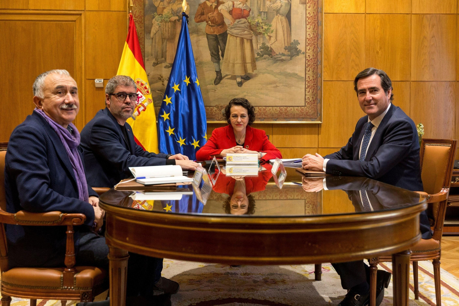 Pepe Álvarez (UGT), Unai Sordo (CCOO), la ministra de Trabajo, Magdalena Valerio, y Antonio Garamendi (CEOE-Cepyme)