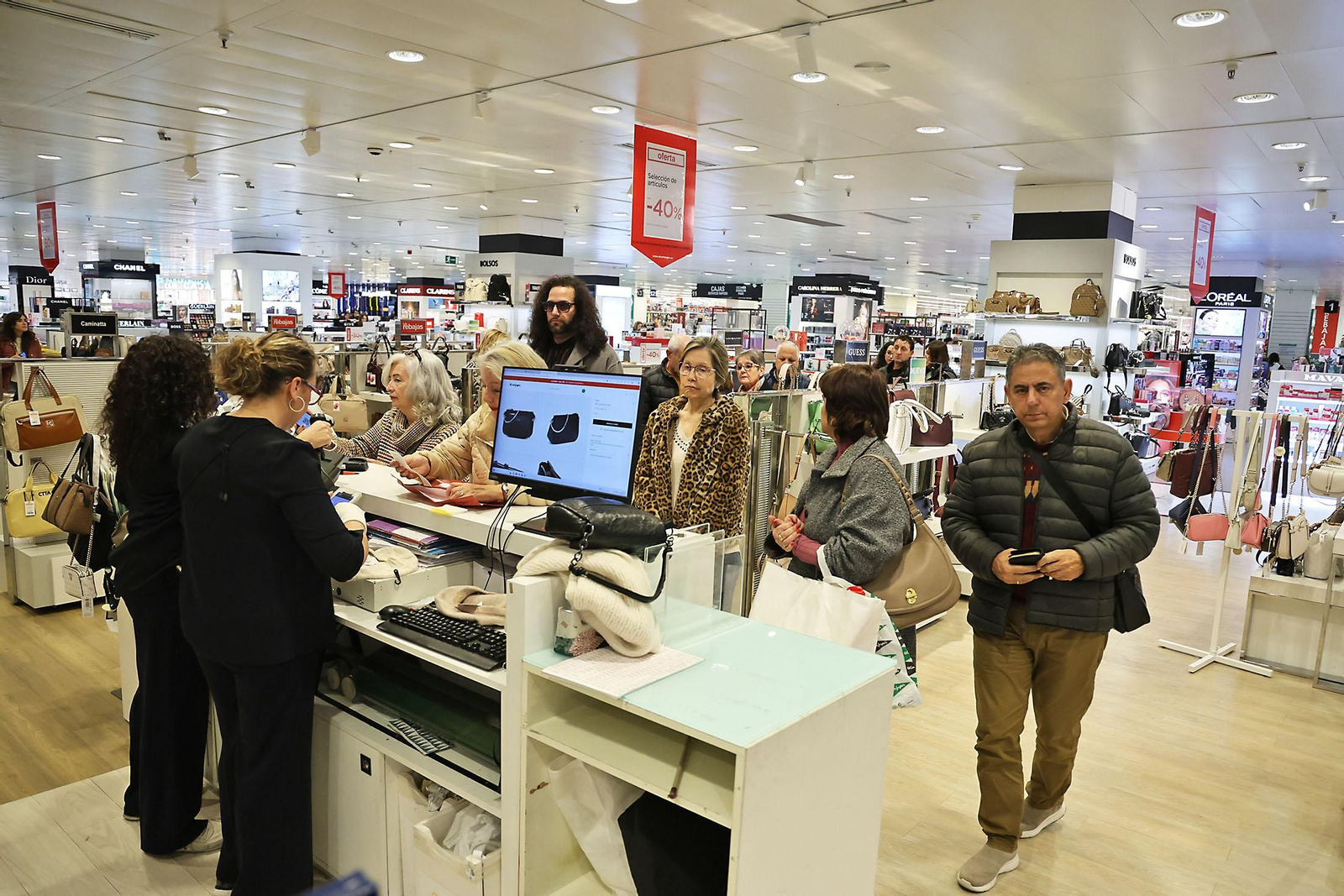 Imágenes del comienzo de las rebajas en Huelva