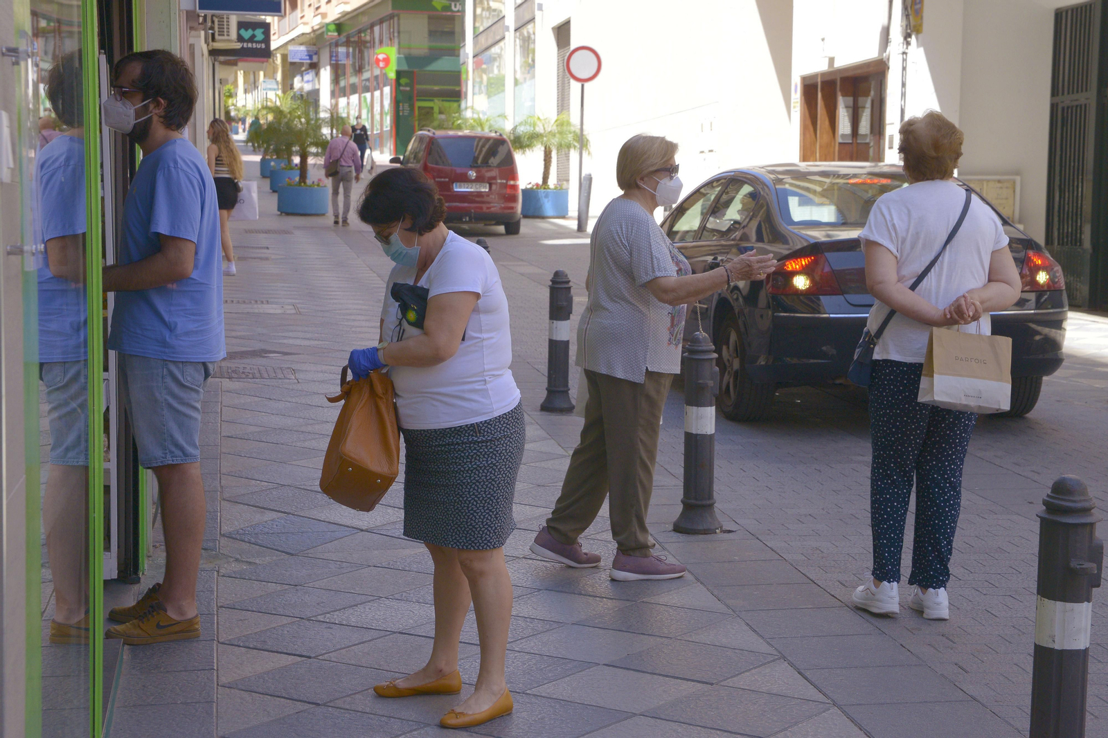 Gente en el centro de Algeciras, el pasado jueves.