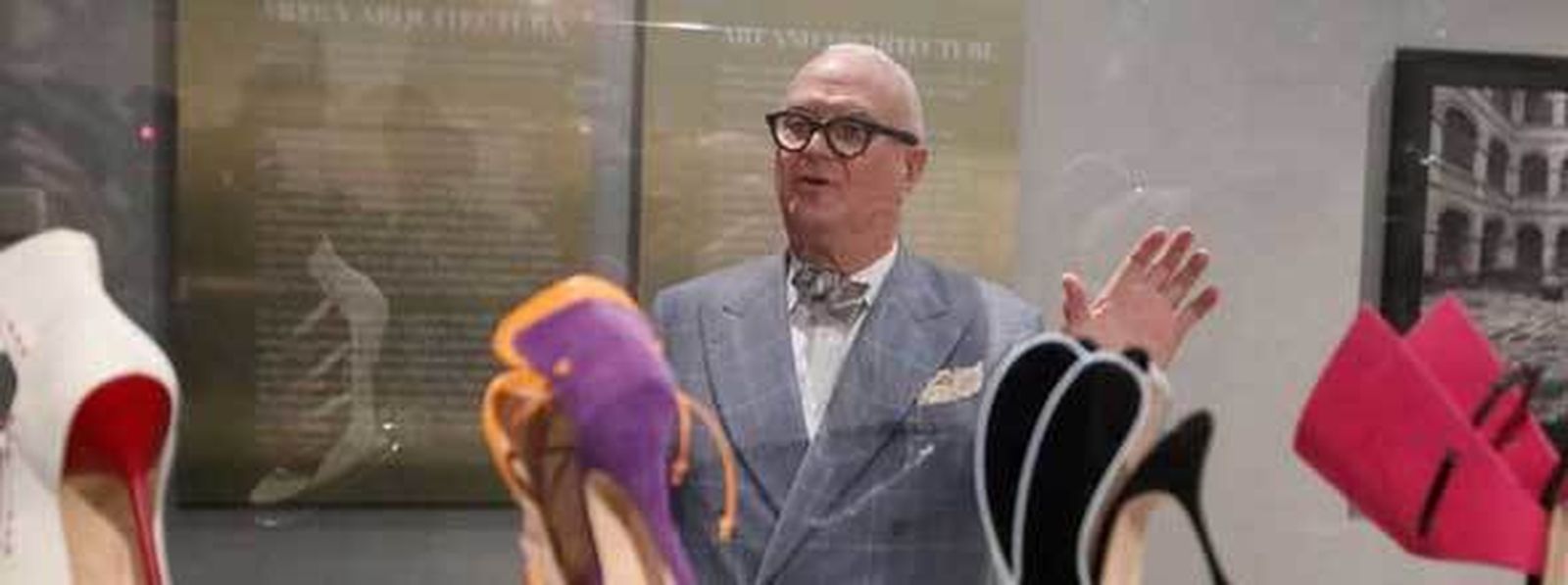 Manolo Blahnik junto a algunas de sus creaciones. / EFE