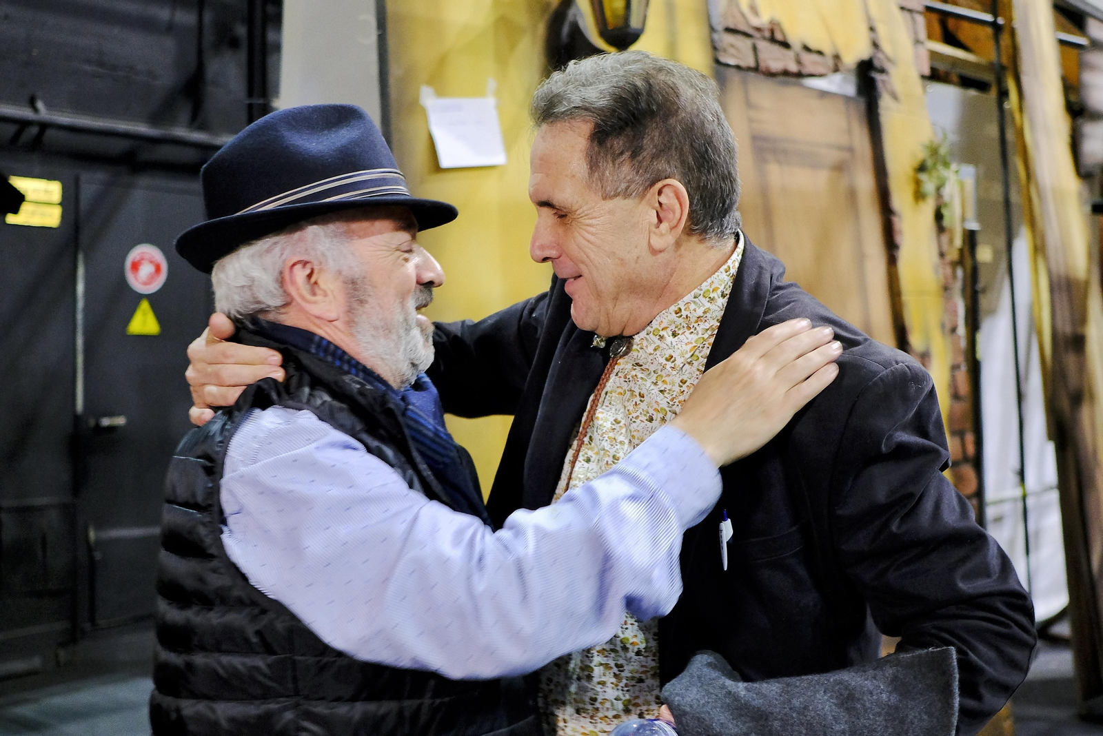 Antonio Martín saluda a Pepe Bablé en la trasera del Falla.