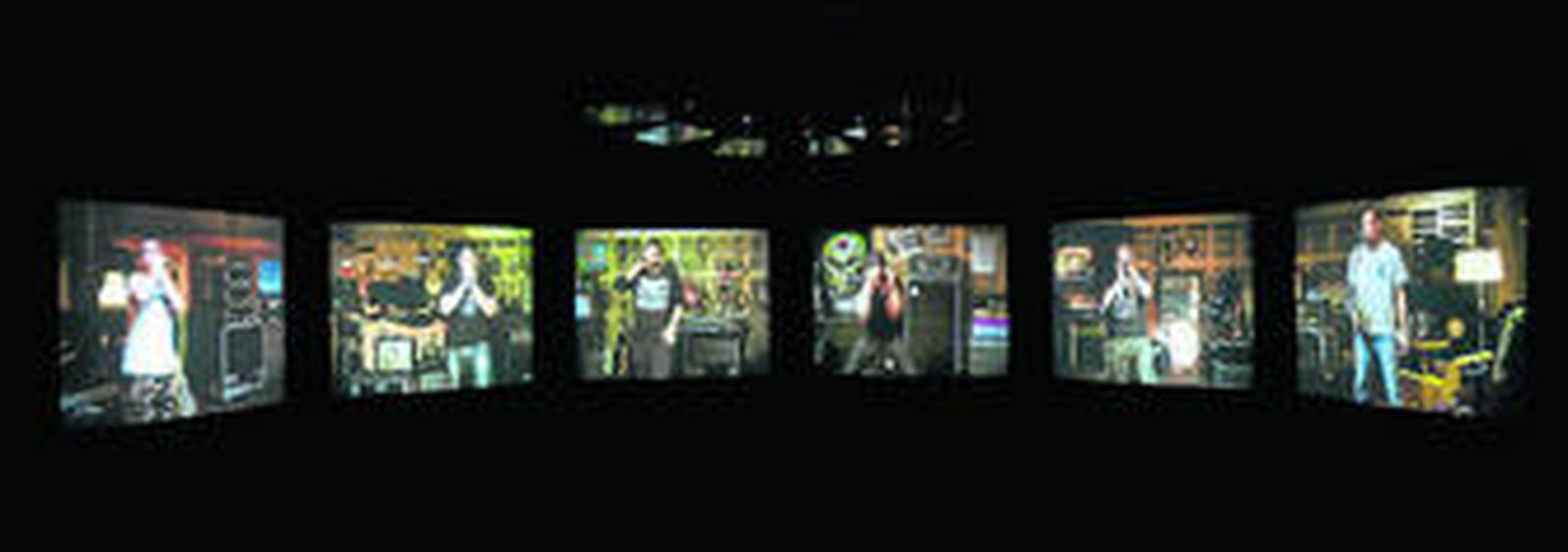 1. 'Cantata profana', de la muestra de Matt Stokes. 2. La imagen es del vídeo de Pérez Aguirregaikoa: el coro vasco que canta letras de filósofos materialistas. 3. Vista de la sala con documentación de las fiestas 'rave', del proyecto de Stokes.