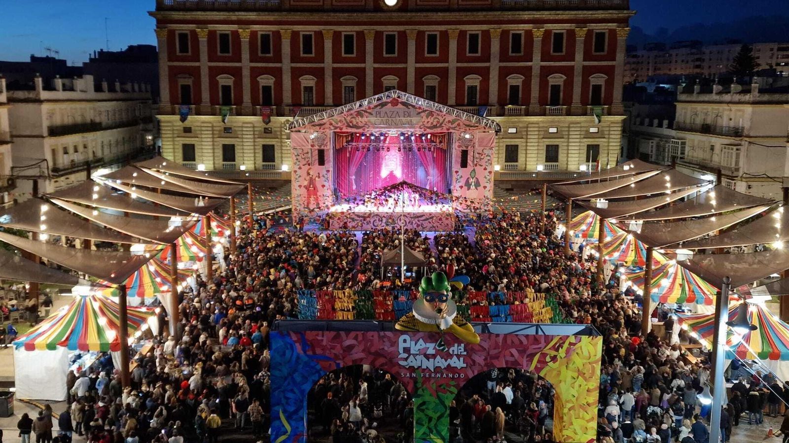 Aspecto que presentaba la plaza del Rey con la Gran Gala del Carnaval 2024.