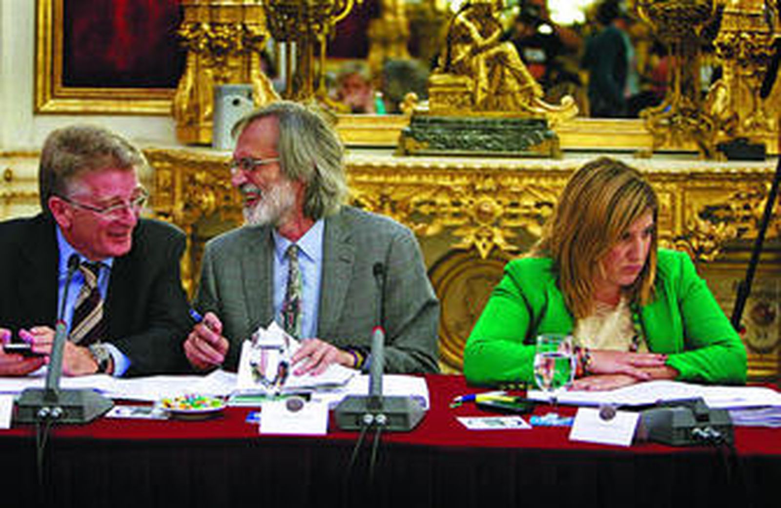 Cabaña y Pérez Peralta sonríen junto a la nueva portavoz del PSOE en Diputación, Irene García.