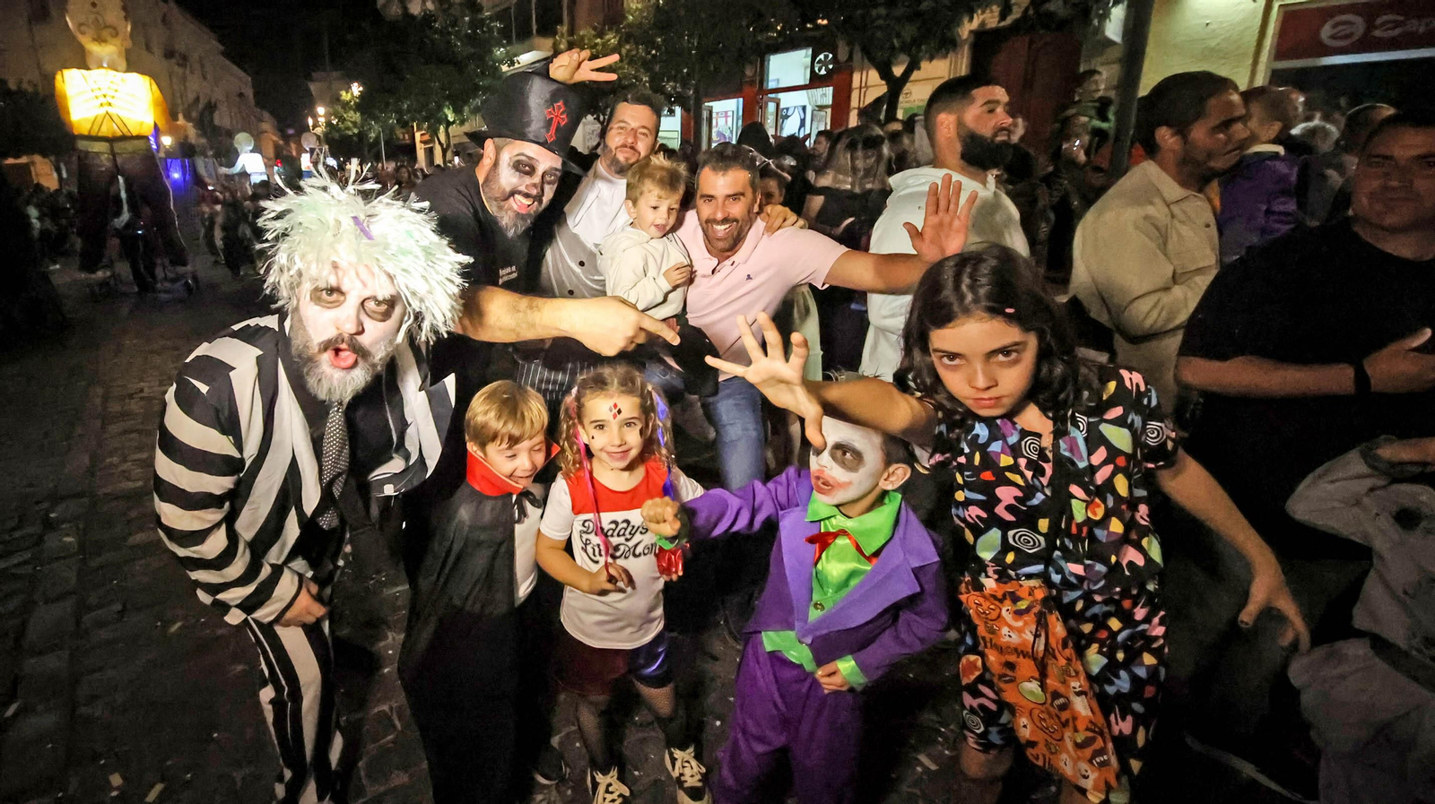 El desfile de Halloween llena las calles de Jerez