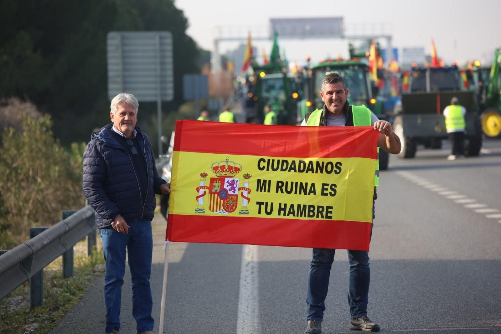 Agricultores y ganaderos colapsan con sus tractores los accesos a Jerez