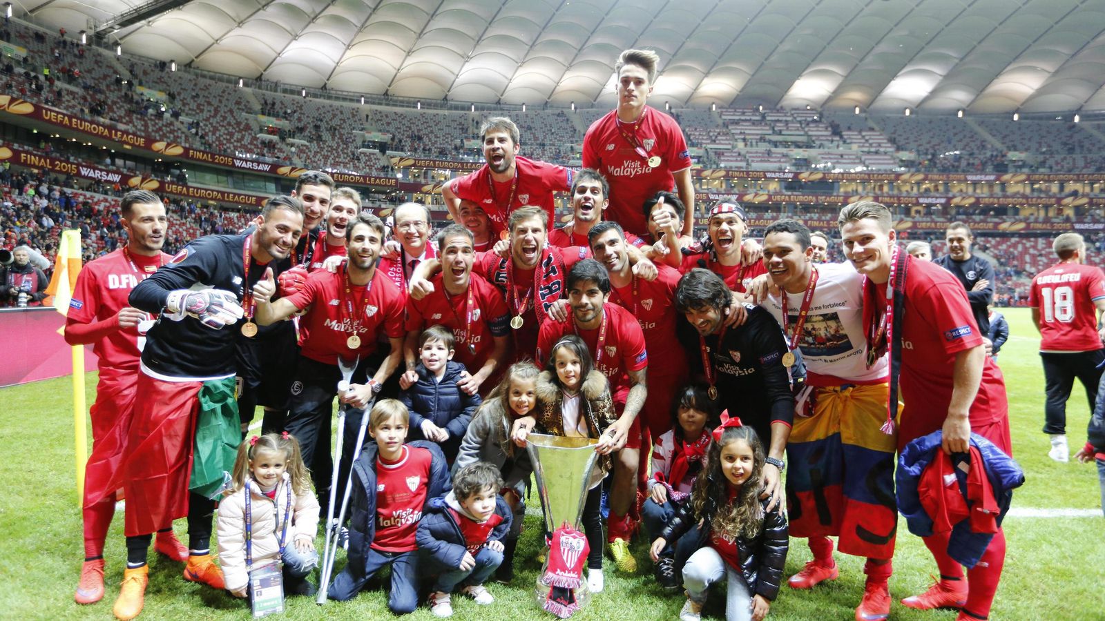 La plantilla del Sevilla celebra el triunfo en el Estadio Nacional de Varsovia. La plantilla del Sevilla celebra el triunfo en el Estadio Nacional de Varsovia.