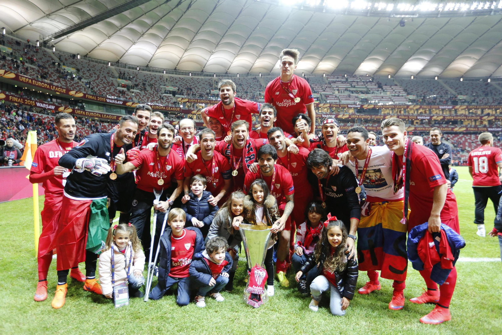 La familia del Sevilla celebra el triunfo en el Estadio Nacional de Varsovia.
