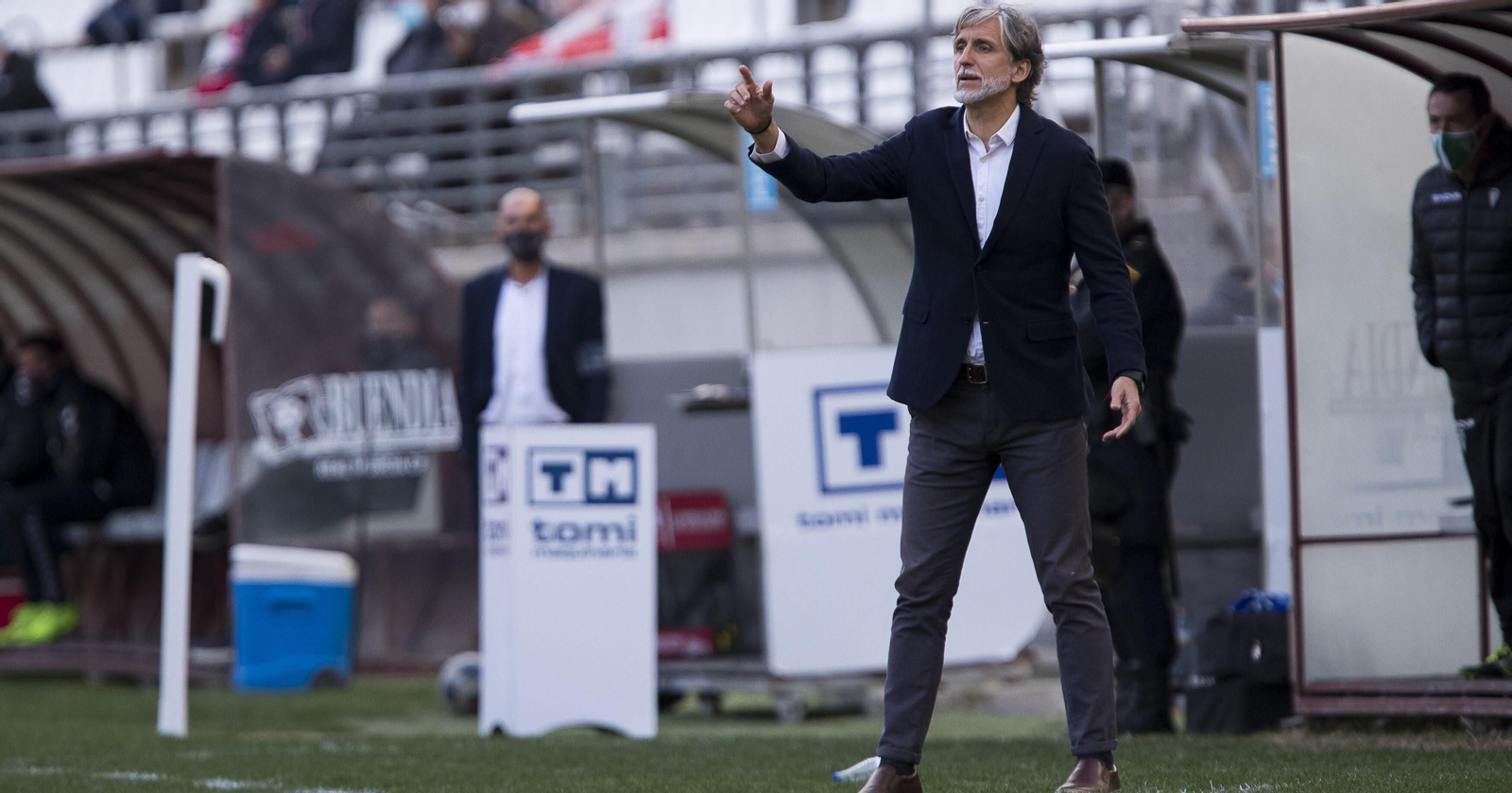 Pablo Alfaro da indicaciones a sus futbolistas en el duelo ante el Real Murcia.