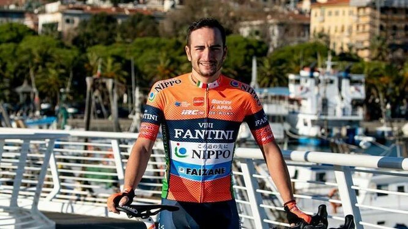 Juanjo Lobato posa con el maillot de su equipo italiano.