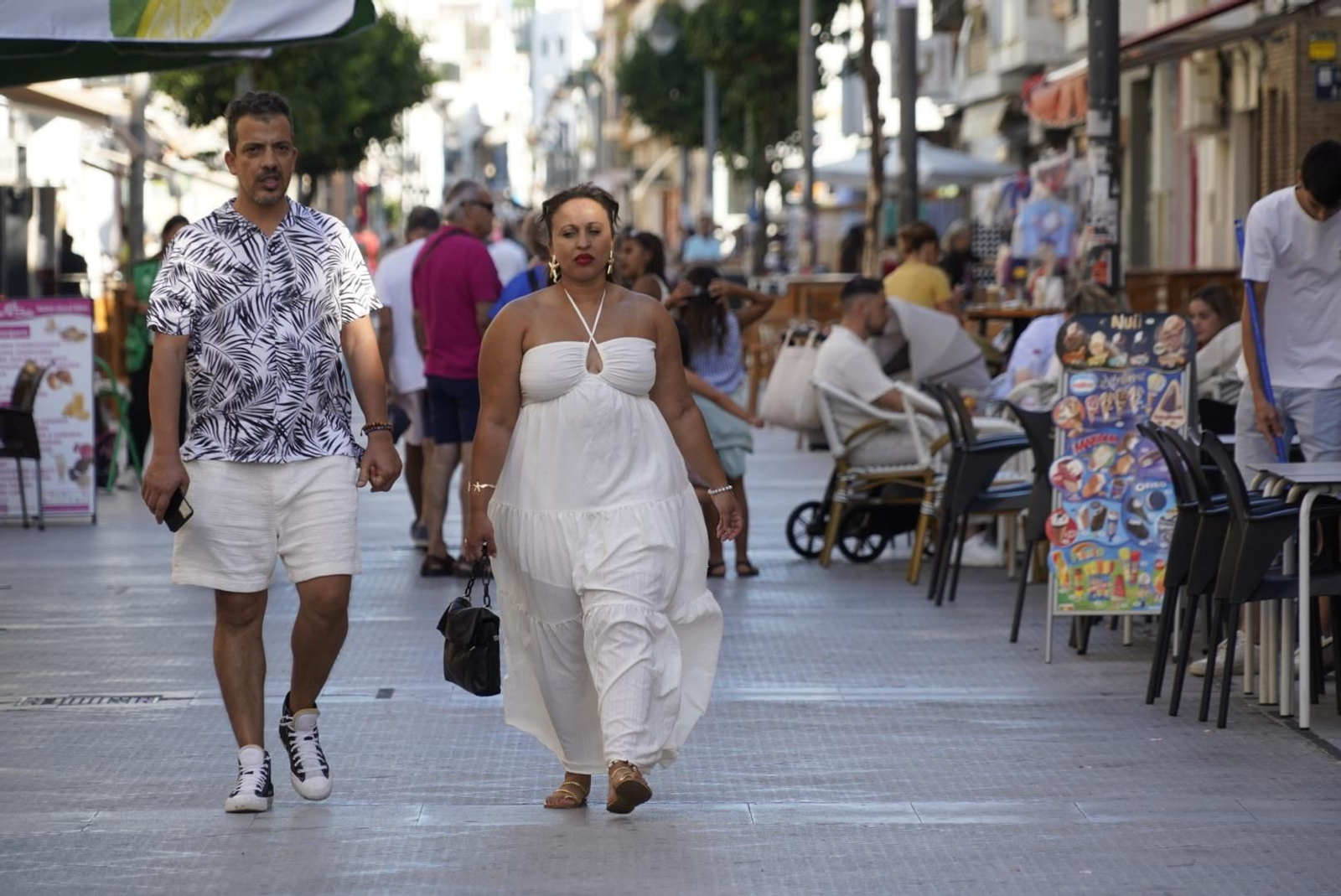 La Calle Ancha de Punta Umbría, una tarde de verano con el sol cayendo