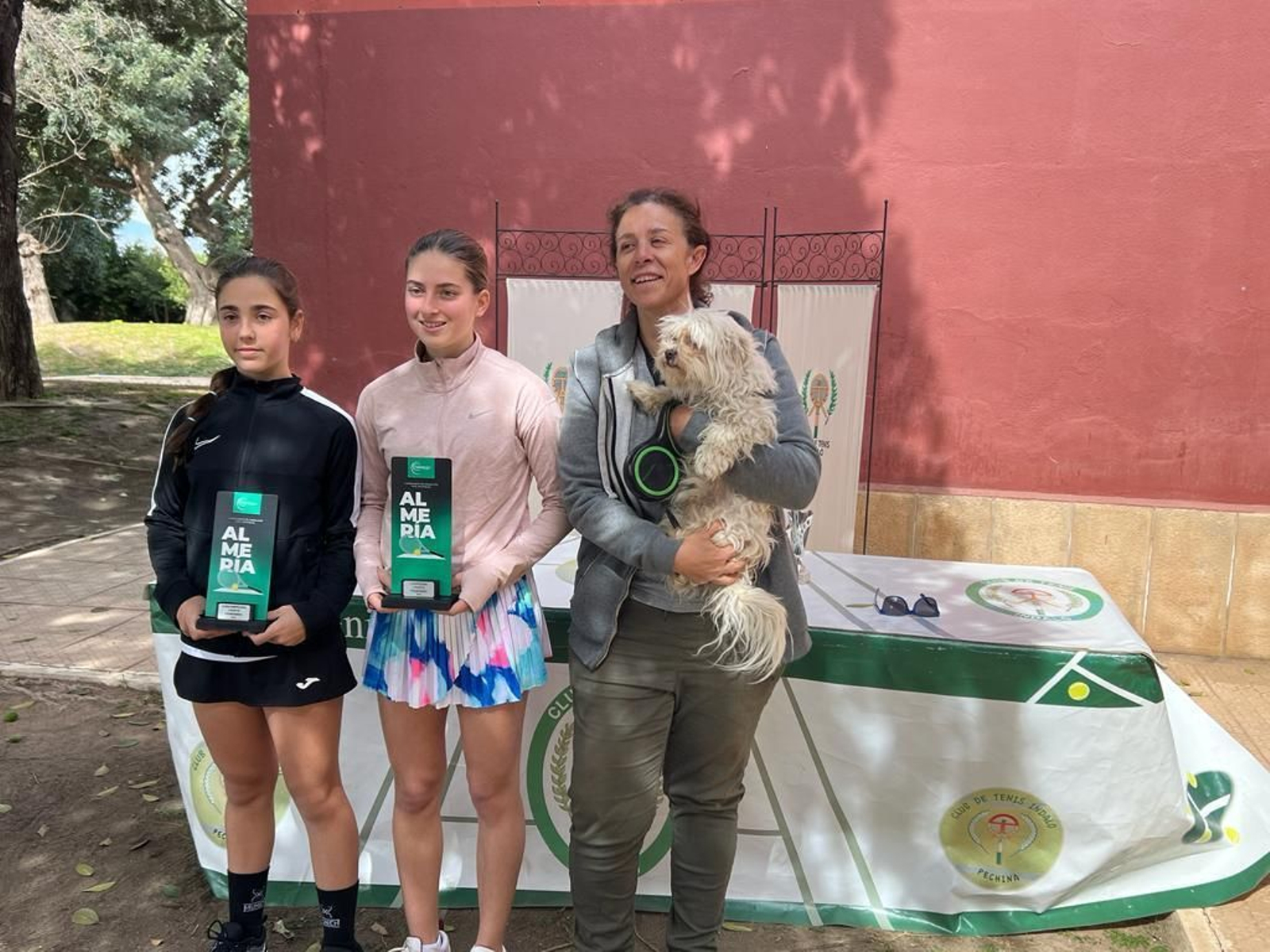 Las finalistas del cuadro femenino con sus trofeos