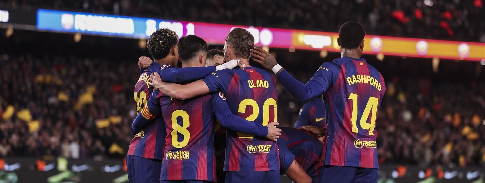 Los futbolistas del Barcelona celebran uno de los goles de Dani Olmo.
