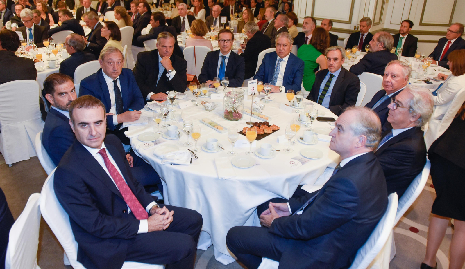 Los invitados al Foro Joly con Juanma Moreno en Madrid, en imágenes