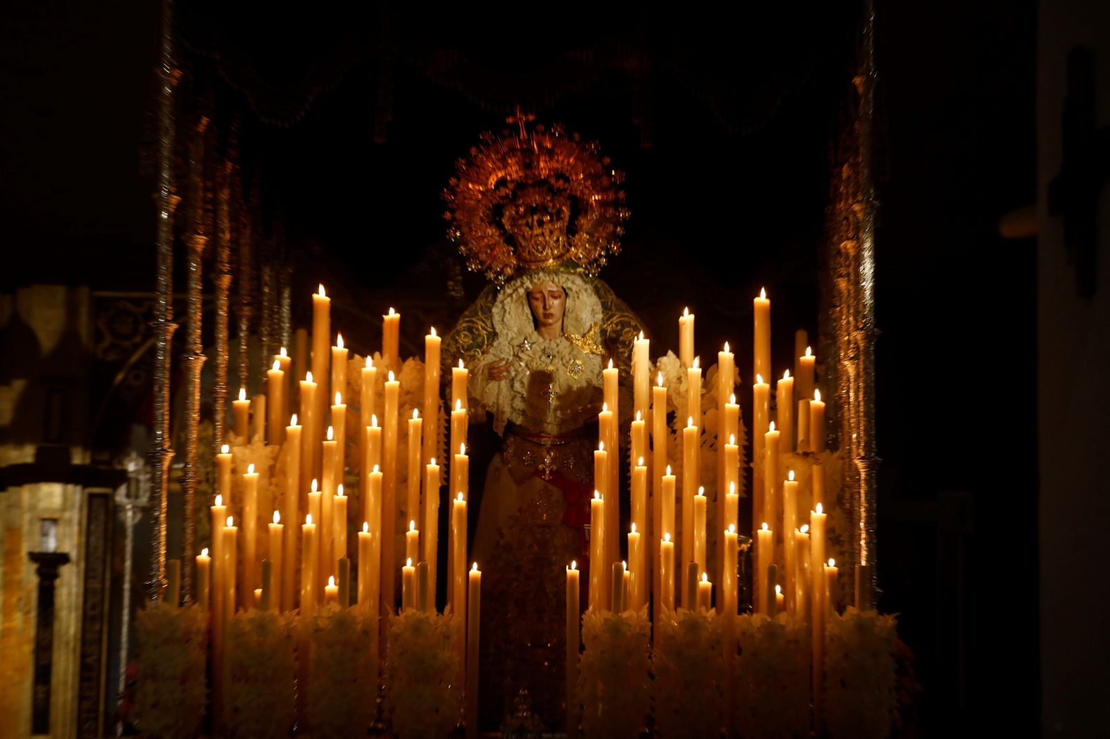 La lluvia frustra la salida de la hermandad de la Estrella el Lunes Santo, en imágenes