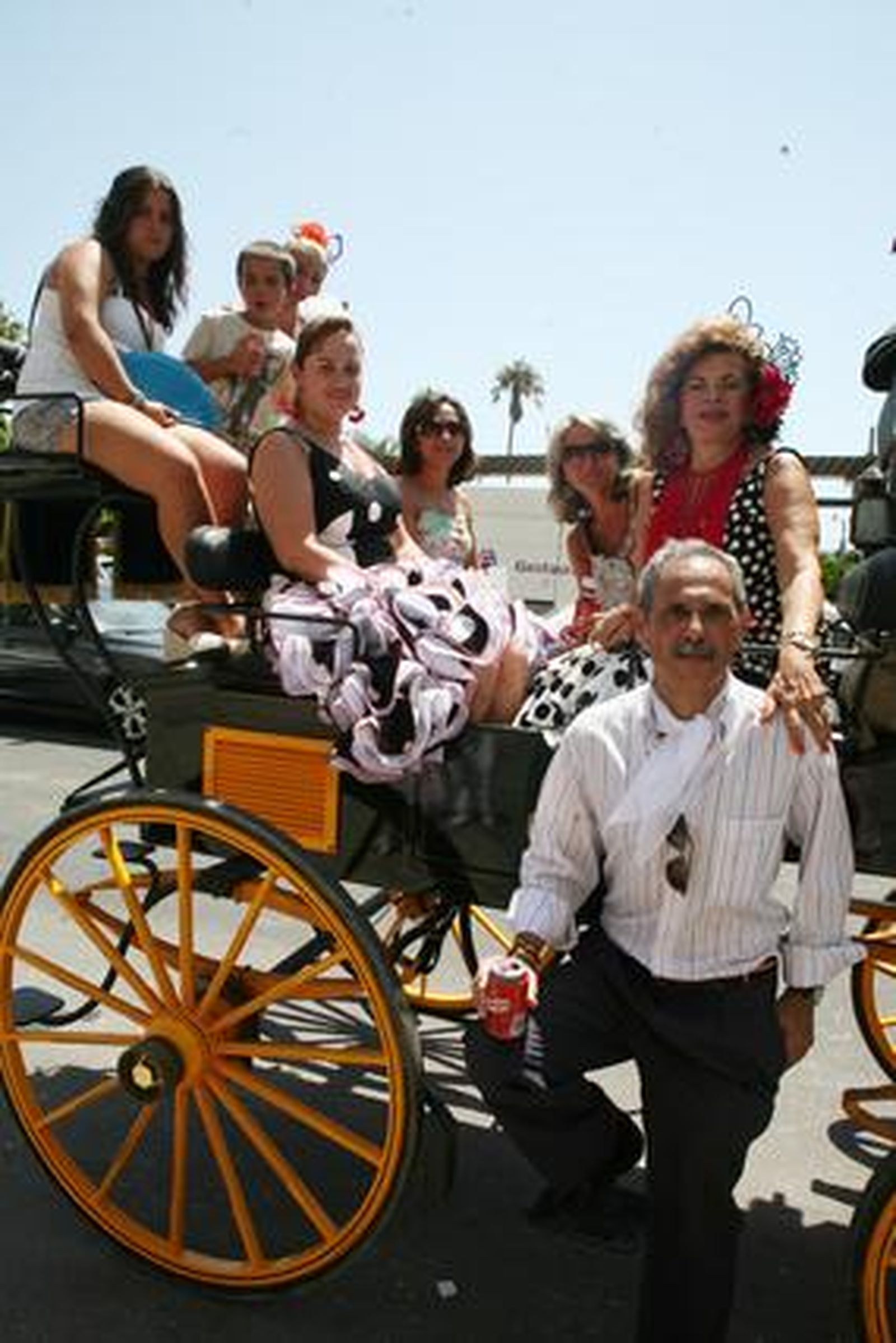 La familia Montosa posa en el coche de caballos.

Foto: PUNTO PRESS