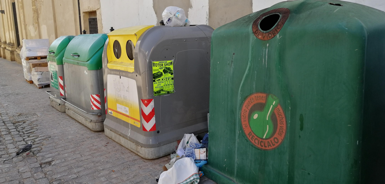 Isla de contenedores en la calle Vaqueros