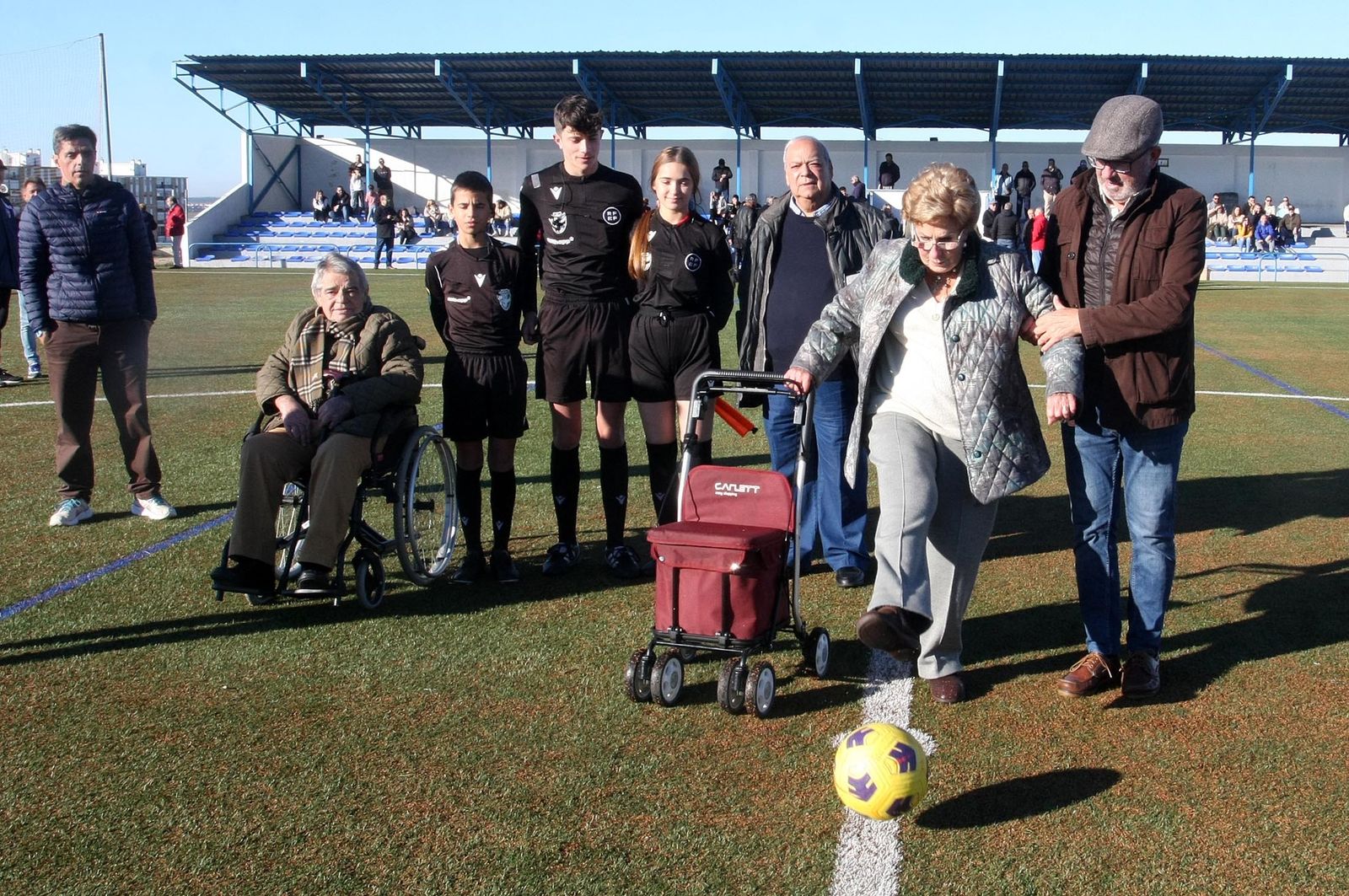 Imágenes del partido homenaje a los árbitros históricos de fútbol de Huelva