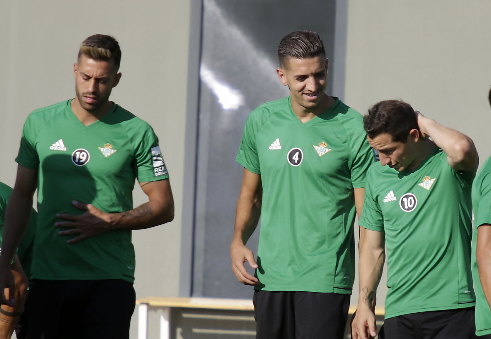 Feddal, con el número '4', conversa con Guardado en su primer entrenamiento