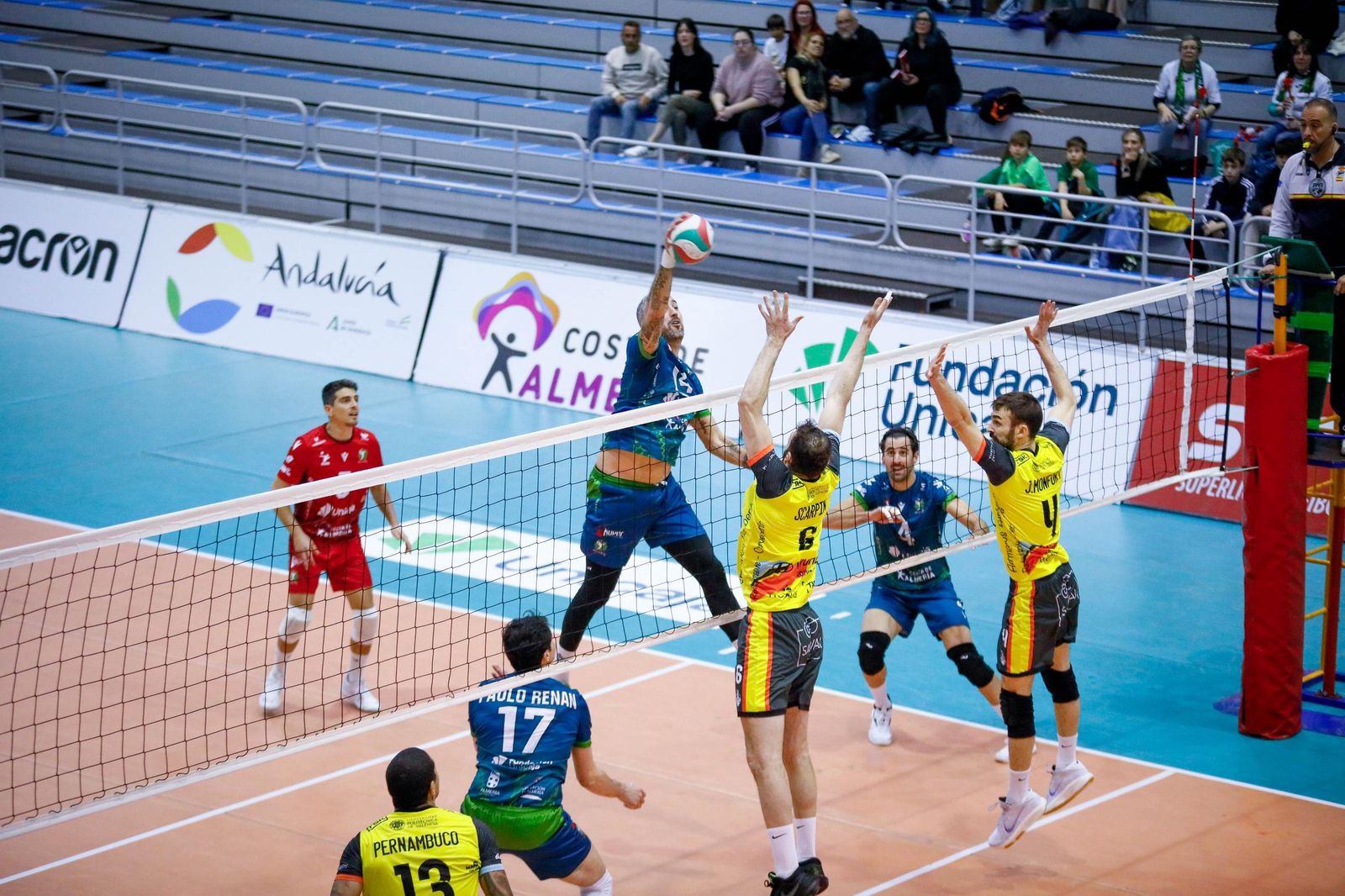Las imágenes del Unicaja Costa de Almería-Leleman Conqueridor, primer partido del play off por el título de Superliga en Almería