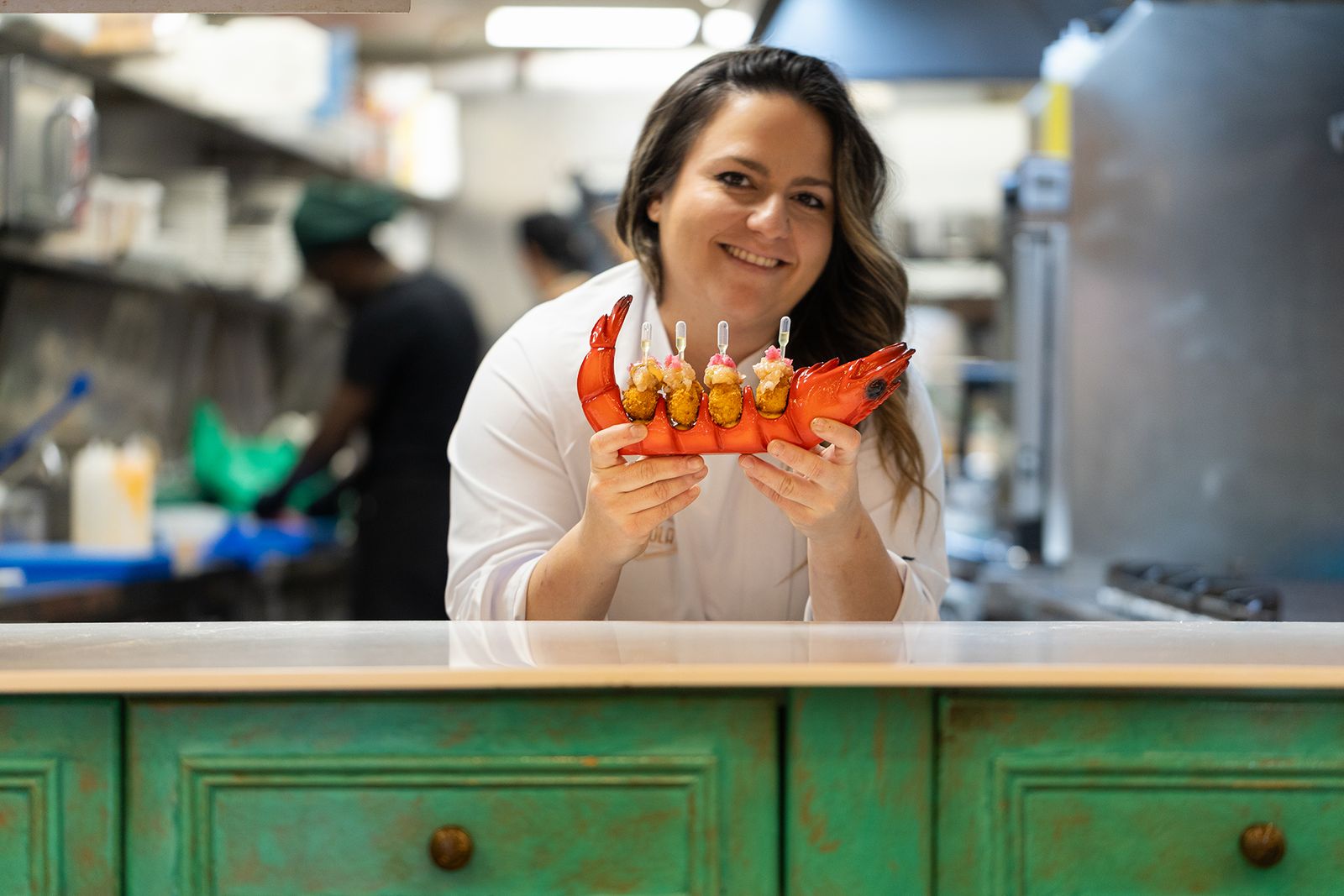 Carmen Borrego y la tapa que representará a Málaga.