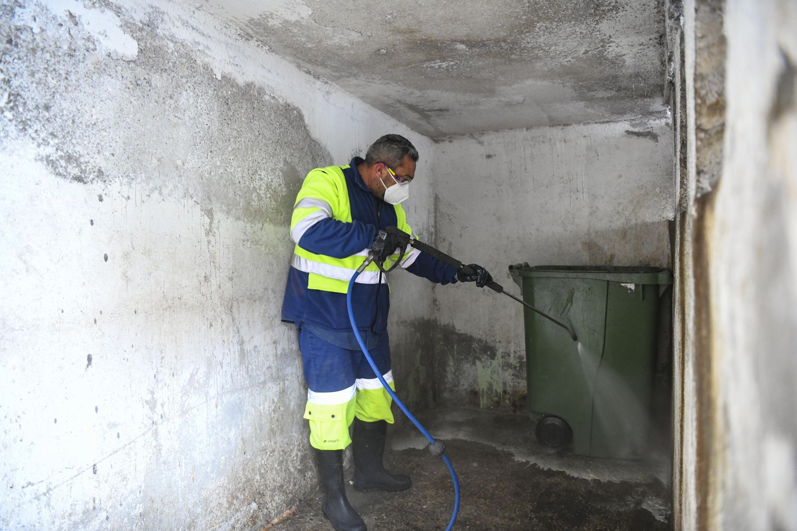 Fotos: acción contra el vandalismo y la suciedad en el Albaicín