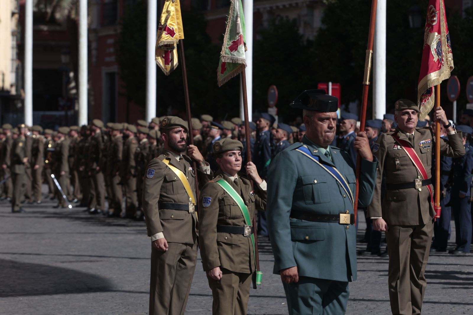 Las imágenes del acto de izado de la Bandera Nacional en la Plaza de San Francisco