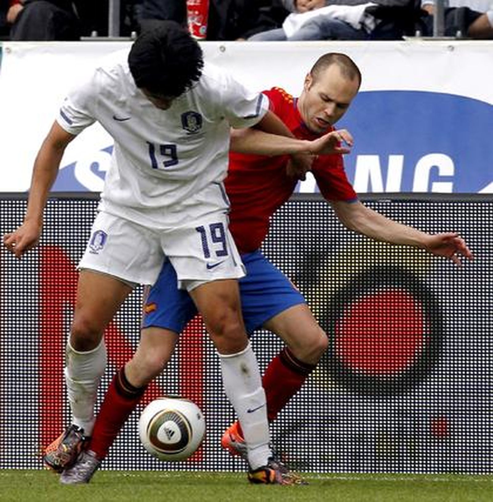 España sufre para superar a Corea en su penúltimo amistoso antes de viajar a Sudáfrica. / EFE