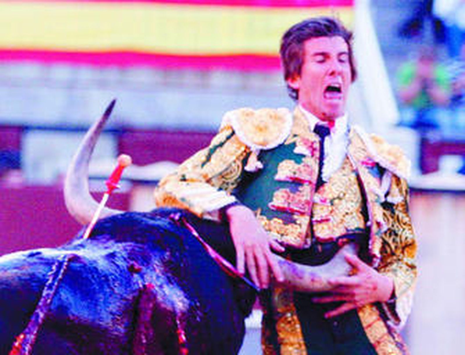 Instante angustioso en el que el sexto toro infiere la cornada en el hemitórax izquierdo a Israel Lancho.