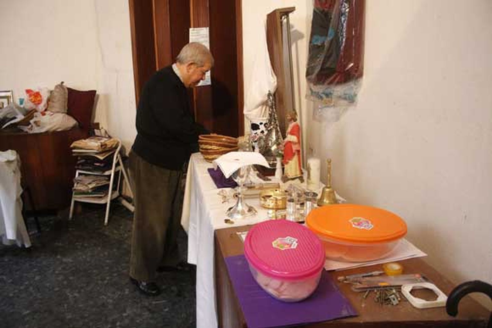 La iglesia está en la fase de recuperación y de valoración de daños. El padre Llanes explica la homilía a viva voz porque los altavoces no funcionan tras la riada./Fotos:Vanessa Pérez

Foto: Vanessa Perez