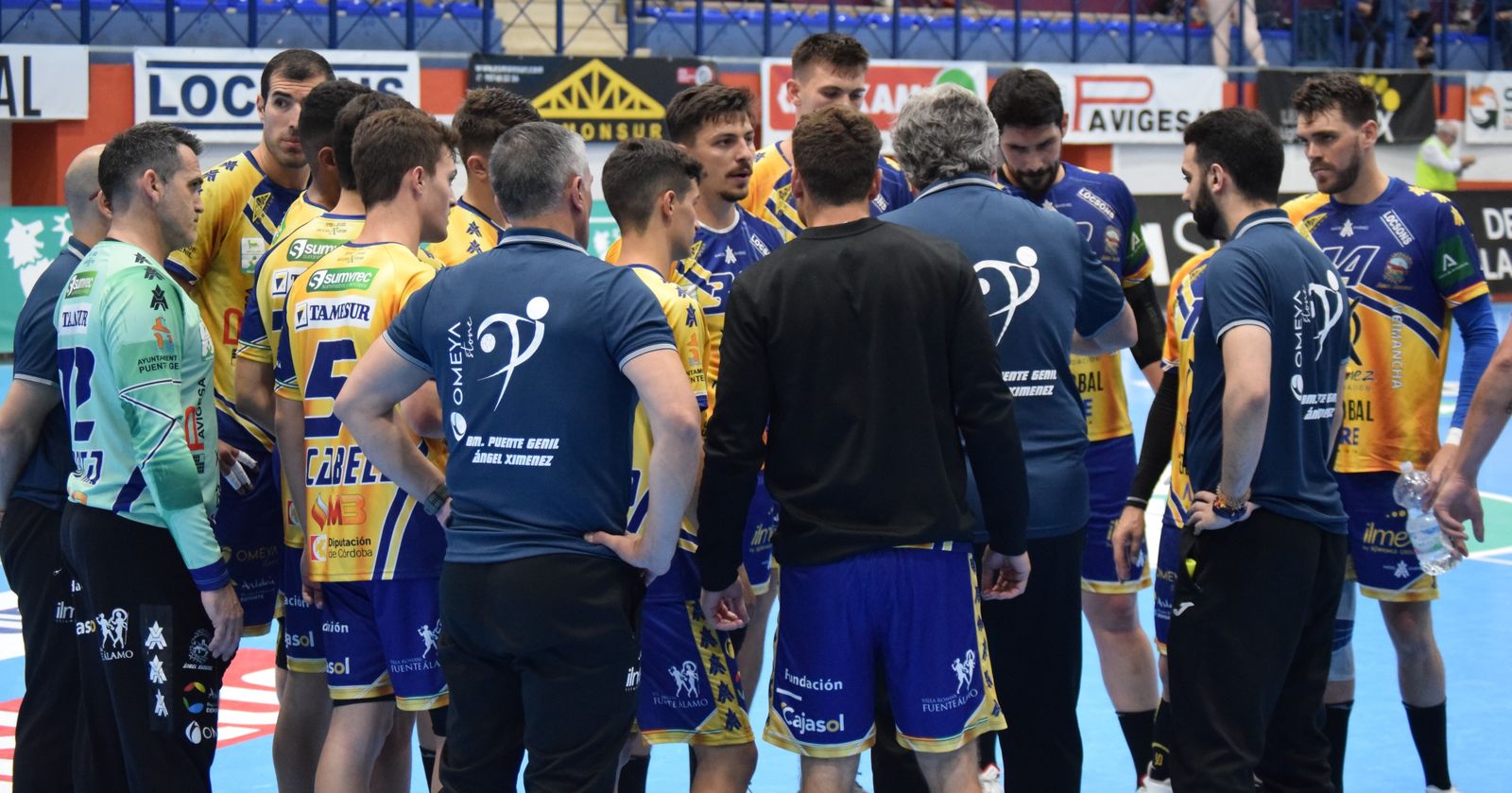 Los jugadores del Ángel Ximénez, en un tiempo muerto.