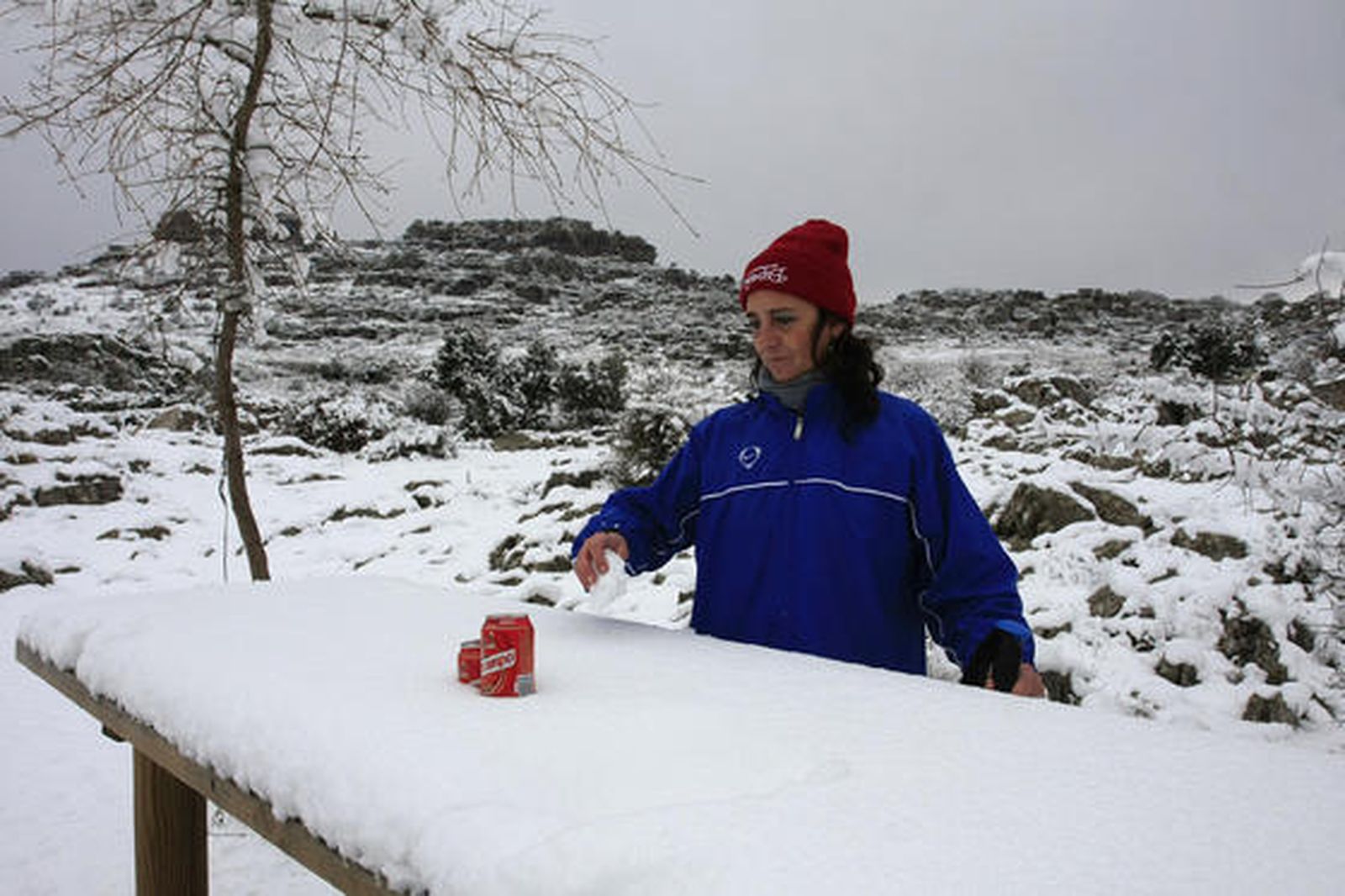 Imágenes del Torcal de Antequera, que presentaba un paisaje totalmente invernal. Los más pequeños disfrutaron de una jornada marcada por el descenso térmico.

Foto: Javier Flores