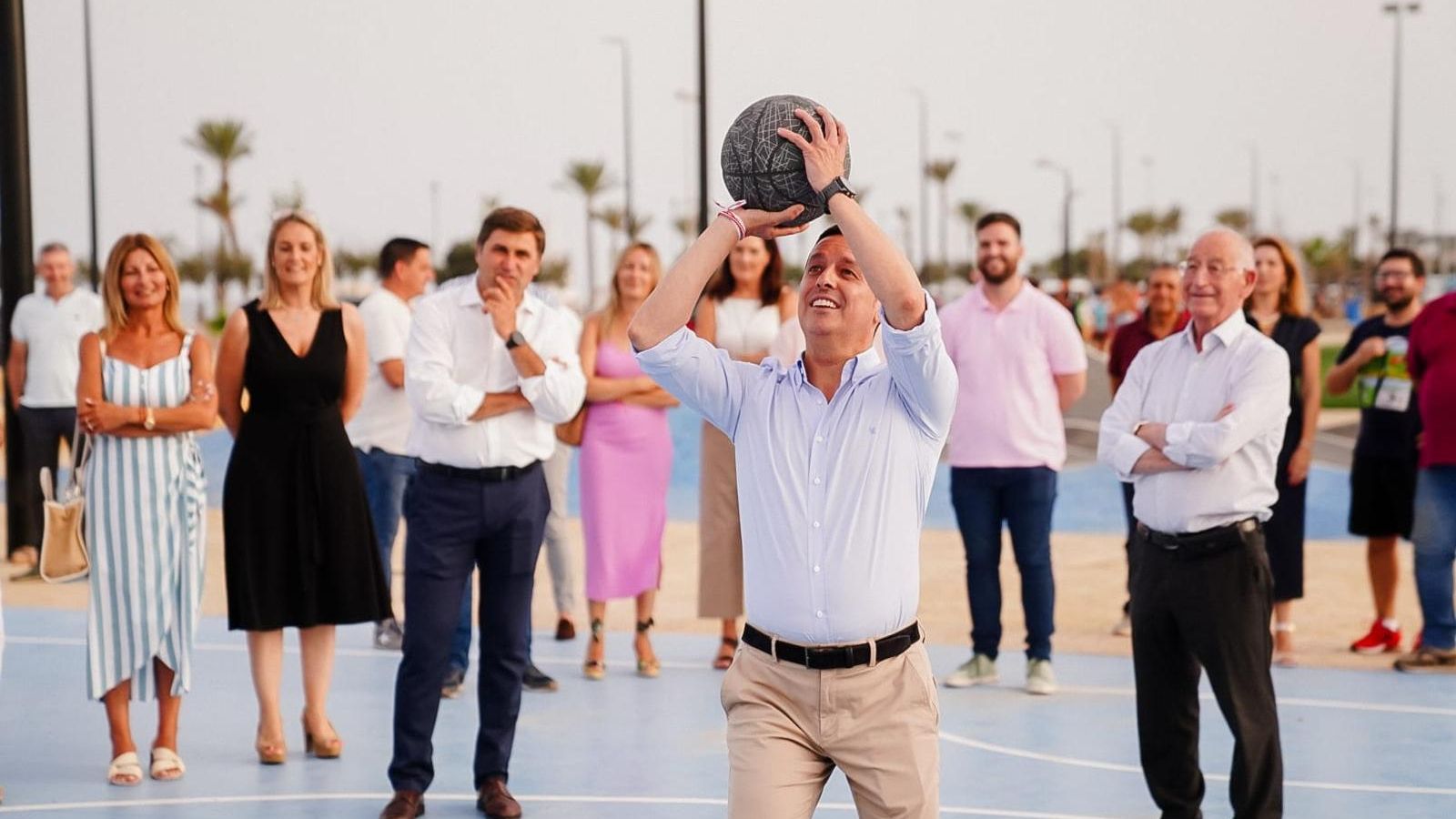 Javier A. García trata de encestar un balón en la nueva pista de baloncesto. Javier A. García trata de encestar un balón en la nueva pista de baloncesto.