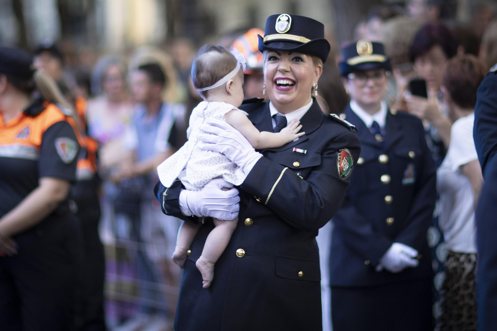 La ofrenda floral a la Virgen de las Angustias, patrona de Granada, en imágenes