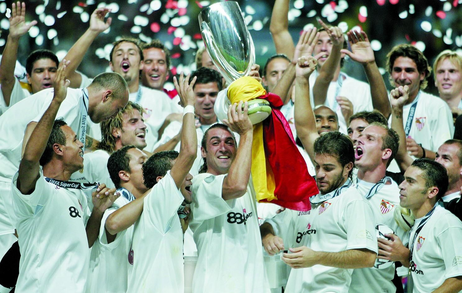 Javi Navarro levanta la Supercopa de Europa y todo el Sevilla lo festeja.