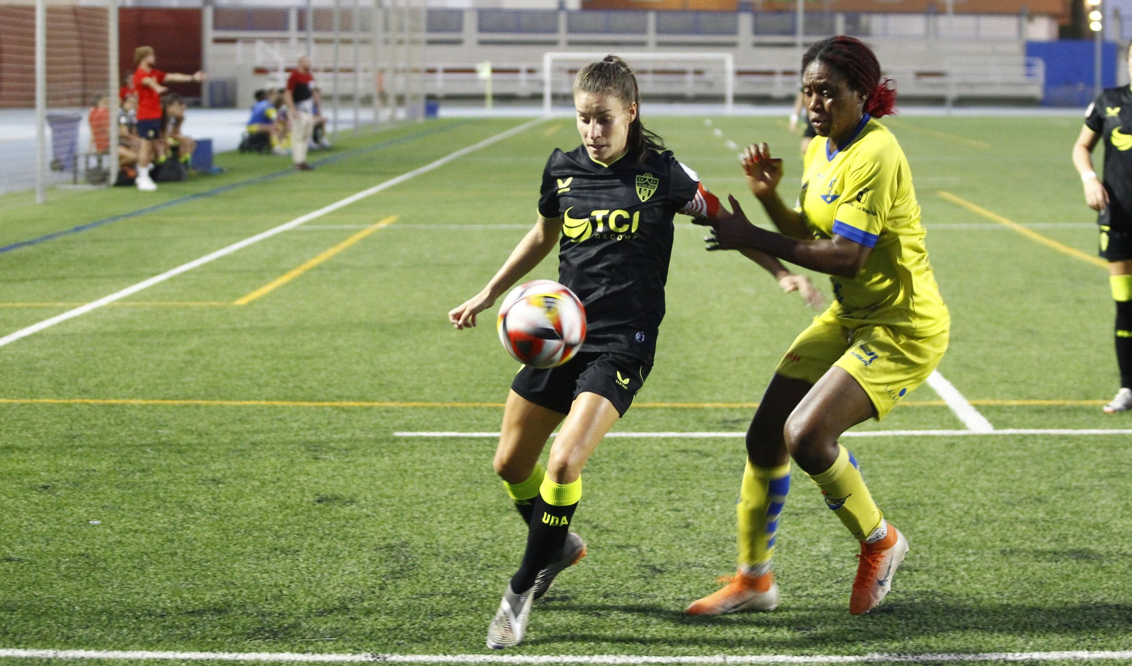 Jessica Higueras disputa un balón con Nsom