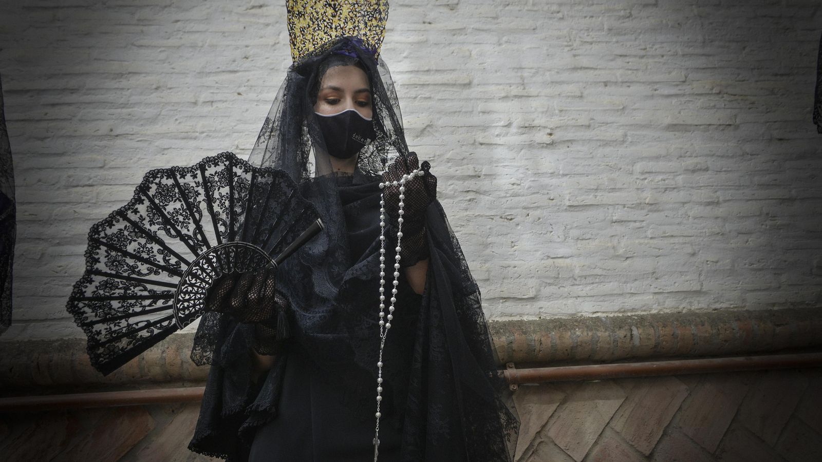 Una de las mujeres vestidas de mantilla durante la presentación de la iniciativa 'Sí mantilla'.