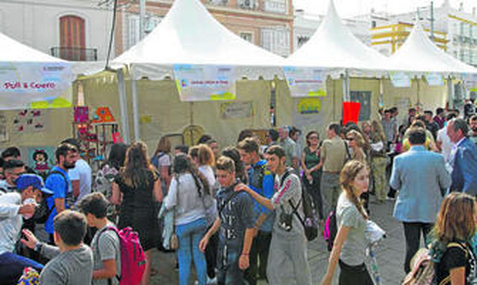 Estudiantes de Primaria, Secundaria, Educación Especial y Formación Profesional, ayer en la Feria del Emprendimiento en la Alameda.
