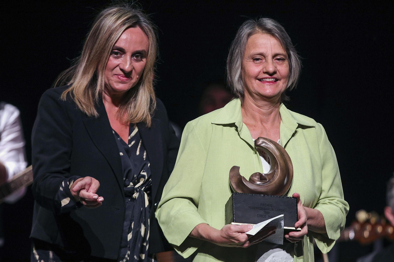 Ana Nira, hija de la escritora uruguaya Circe Maia, recoge en nombre de su madre el XX Premio Internacional de Poesía Federico García Lorca