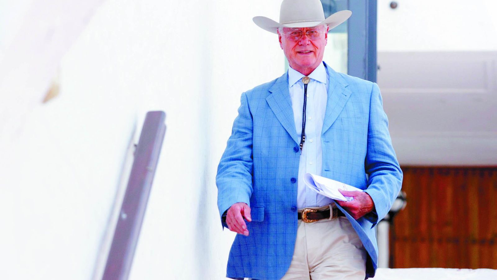 Larry Hagman, J.R., en el rodaje de la serie andaluza 'Somos cómplices' que no llegó ni a la semana de emisión en Antena 3