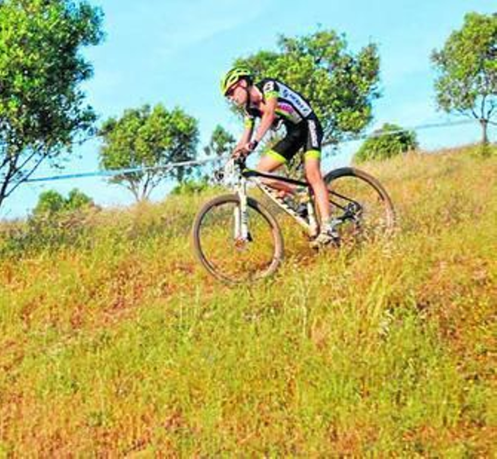 Un ciclista, durante una prueba del Circuito Provincial de Huelva.