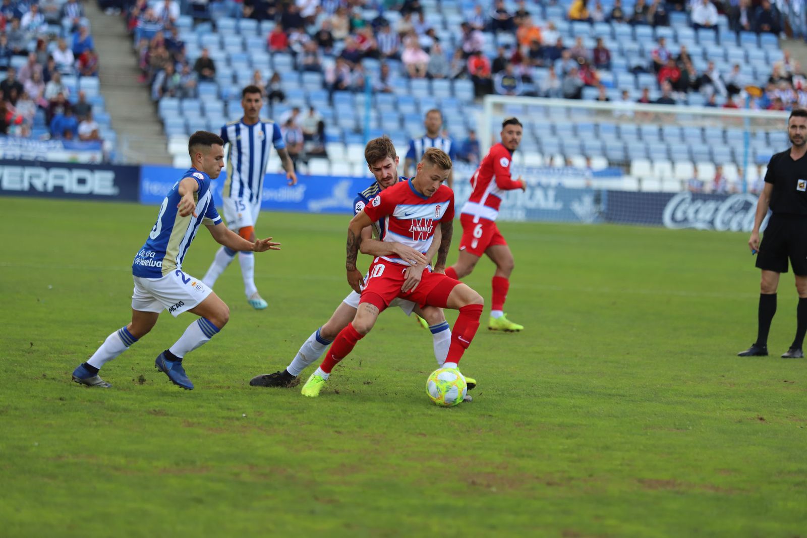Isi protege el balón ante el acoso de un rival